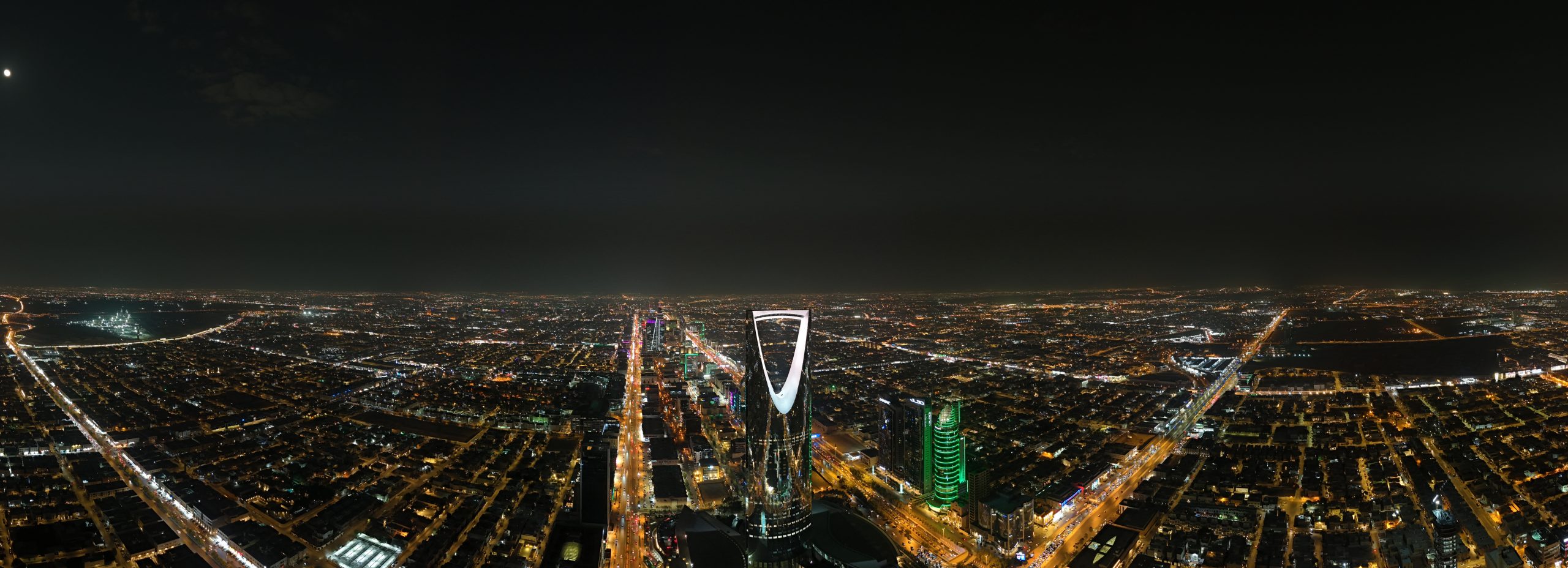 Drone shot foto. saudi arabia. riyadh. kingdom tower. night.